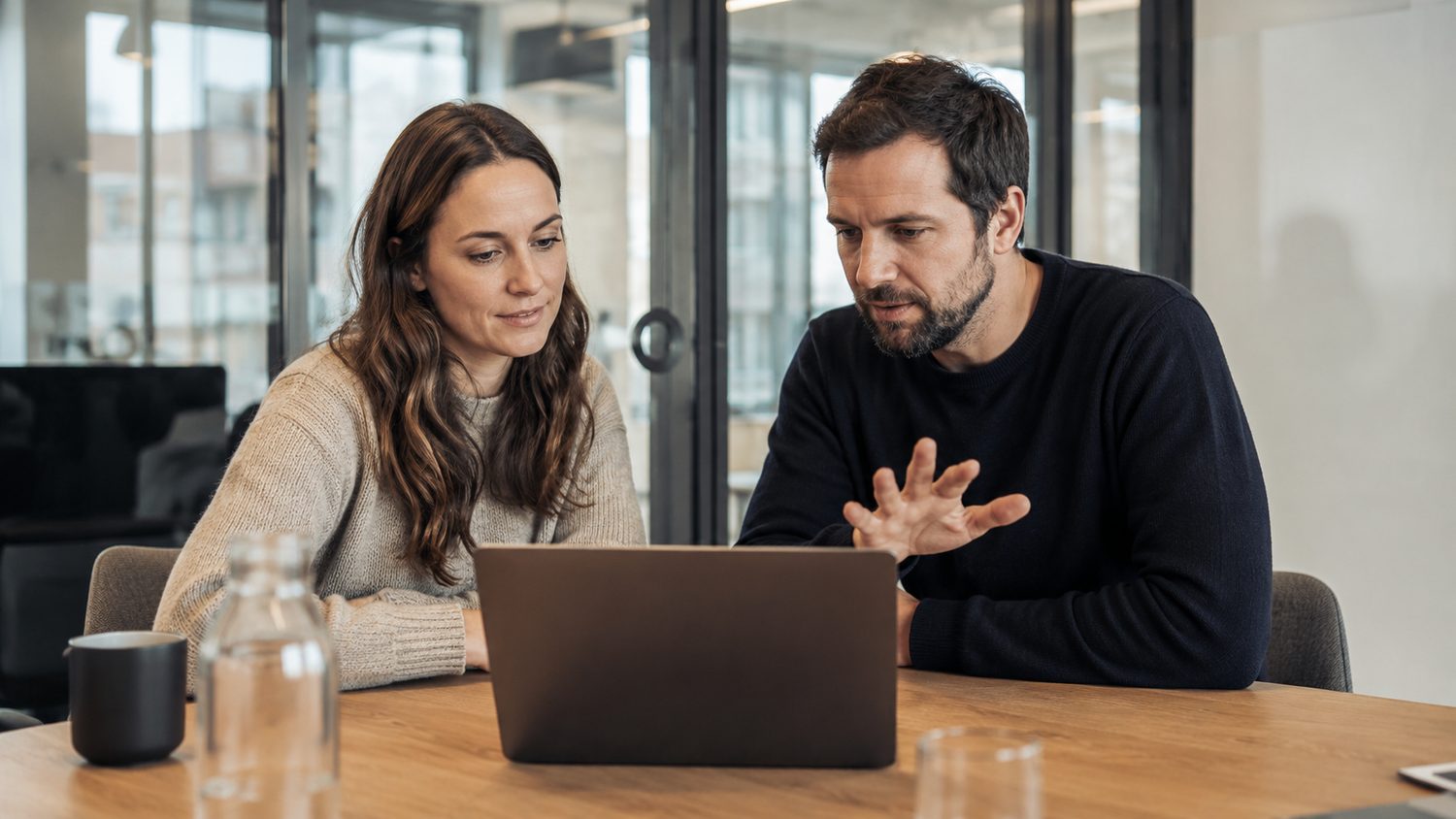 Einführung von Microsoft 365 Copilot – Schulung gemeinsam am Laptop
